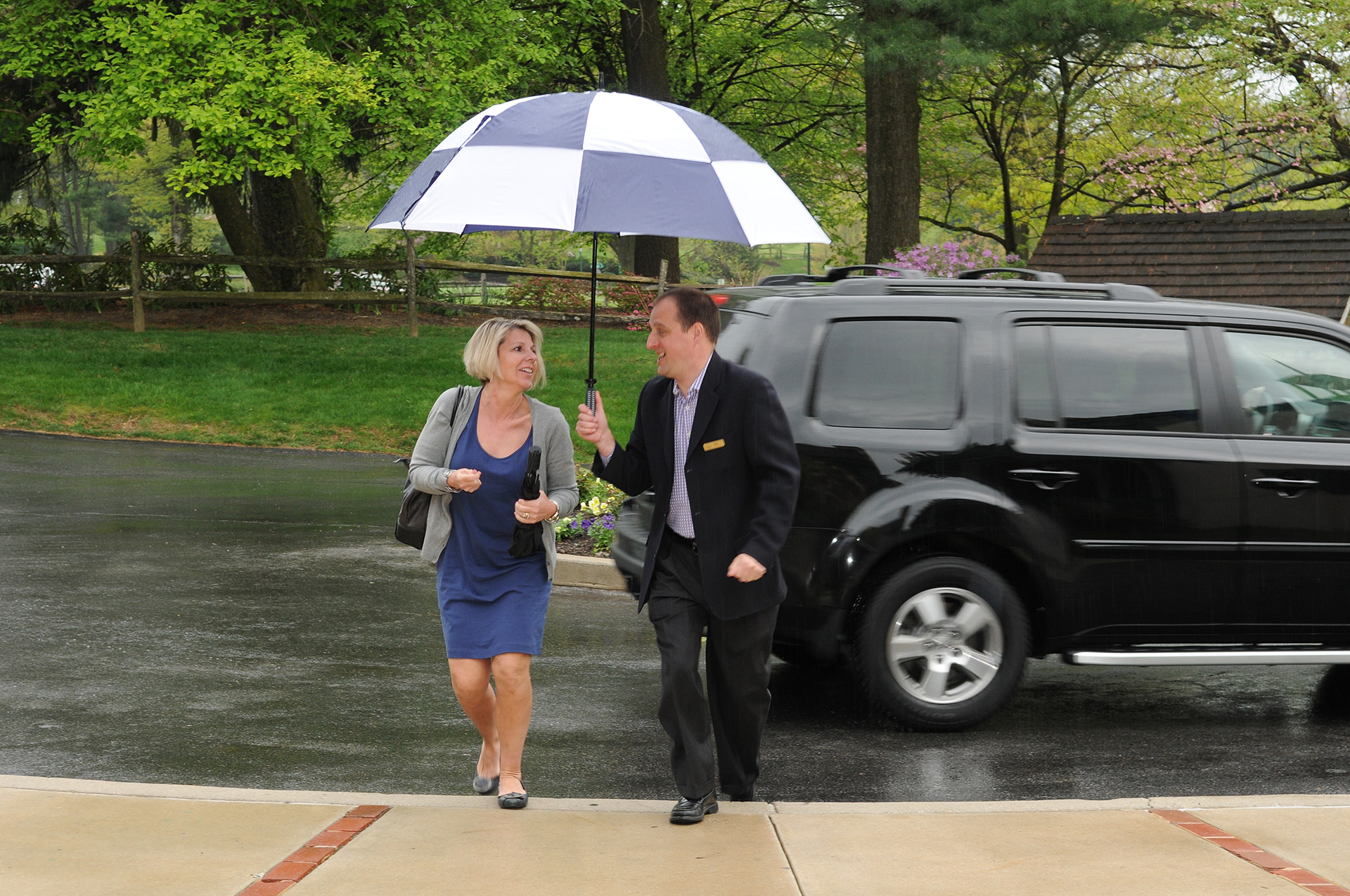 Hartefeld National - Employee helping Member