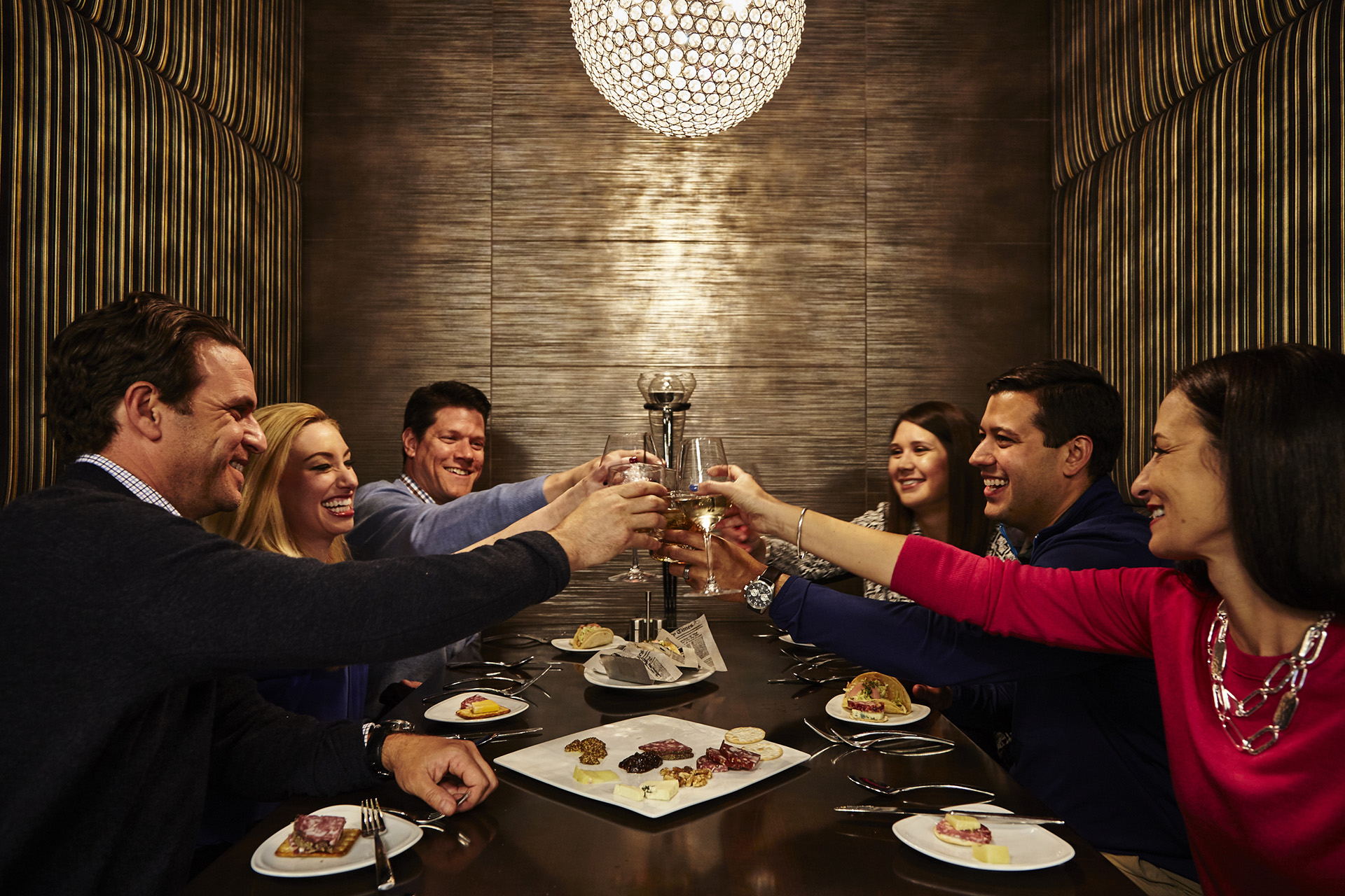 Ravinia Green Country Club - Members dining in the booth