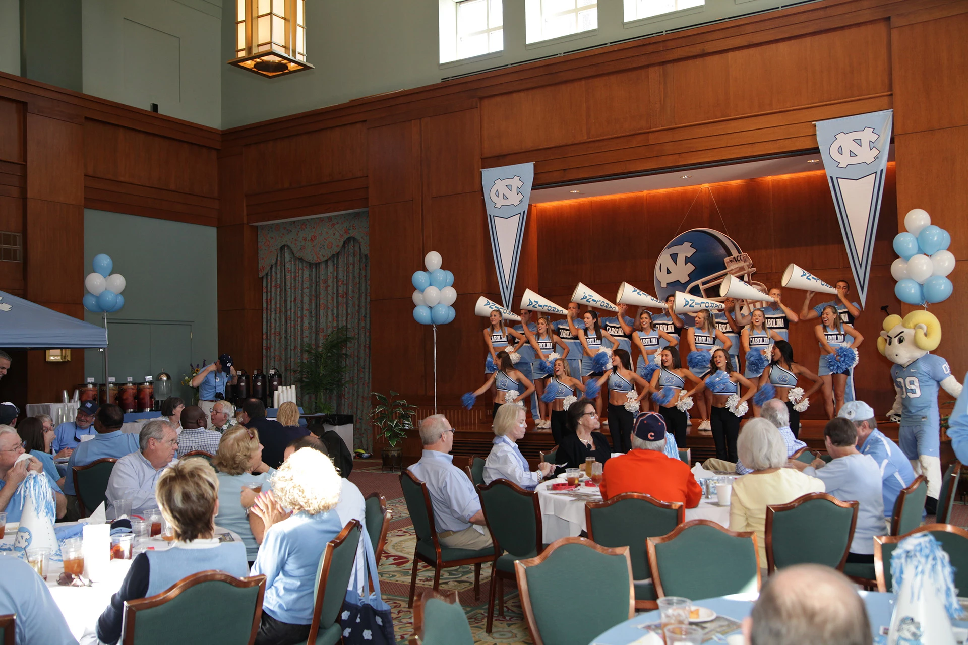 Carolina Club - Cheerleaders