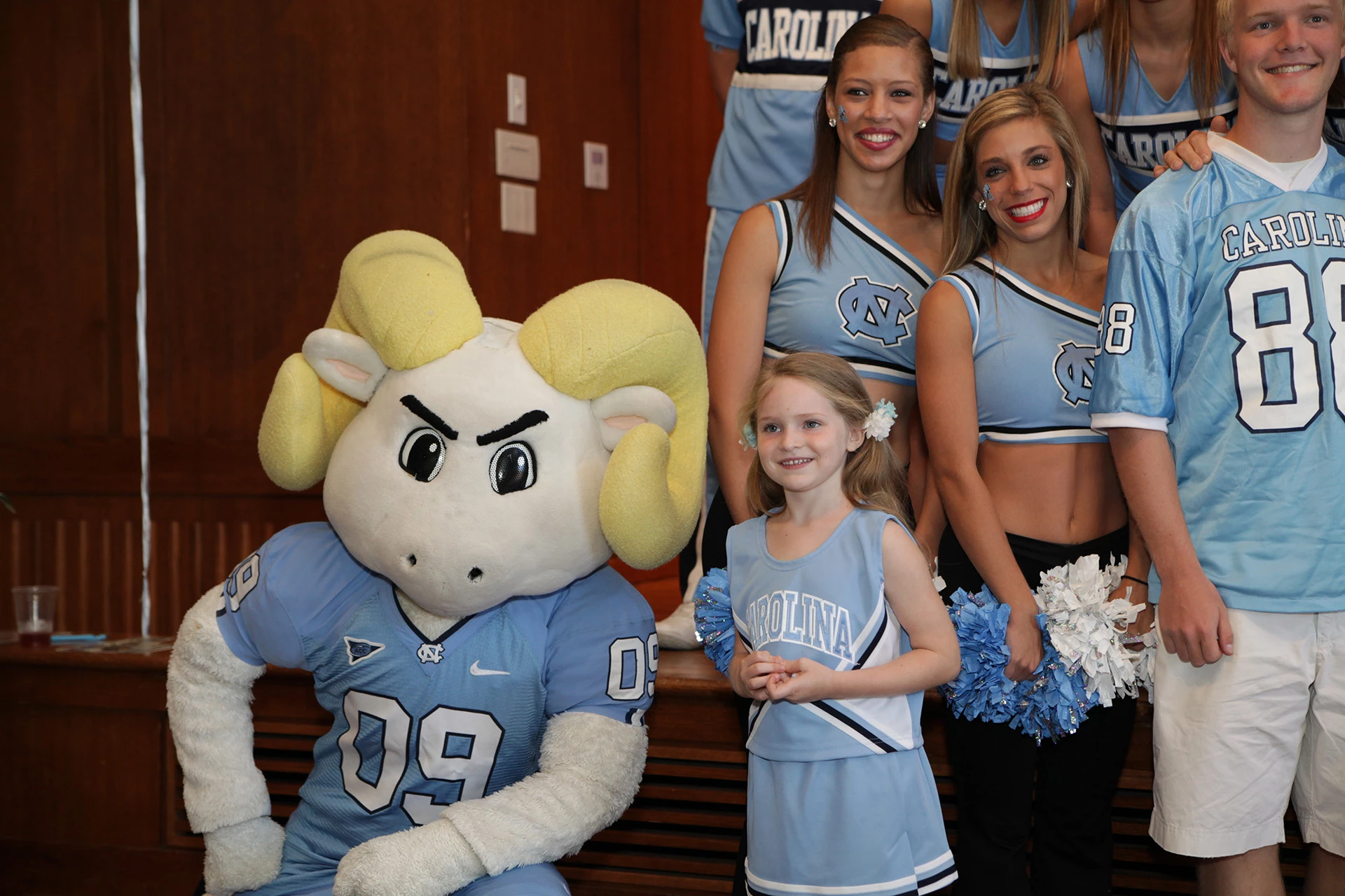 Carolina Club - Rameses and Cheerleaders